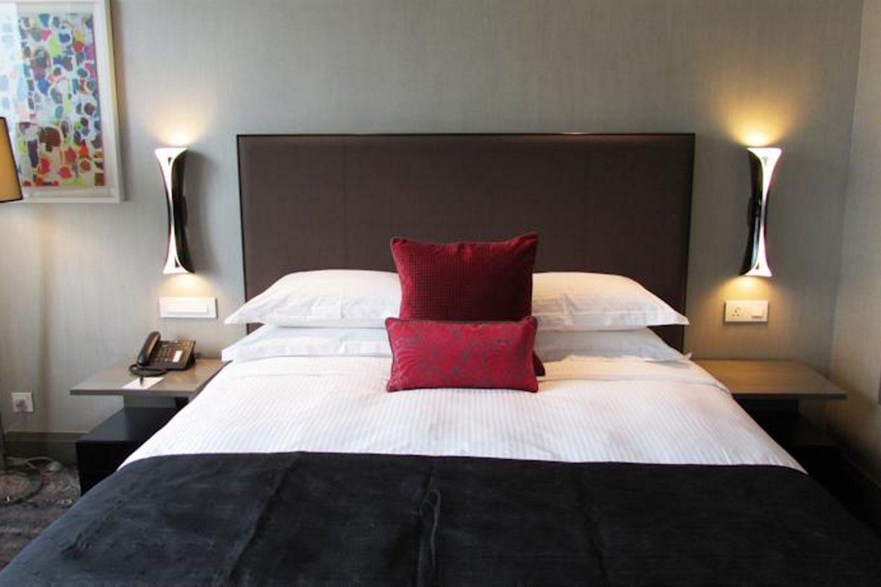 Carlton City Hotel Σιγκαπούρη Εξωτερικό φωτογραφία A bed with a red cushion