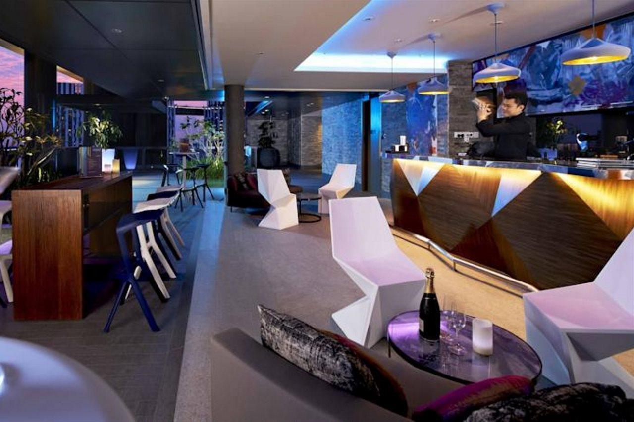 Carlton City Hotel Σιγκαπούρη Εξωτερικό φωτογραφία The bar at the Virgin Money Lounge at London Heathrow Airport