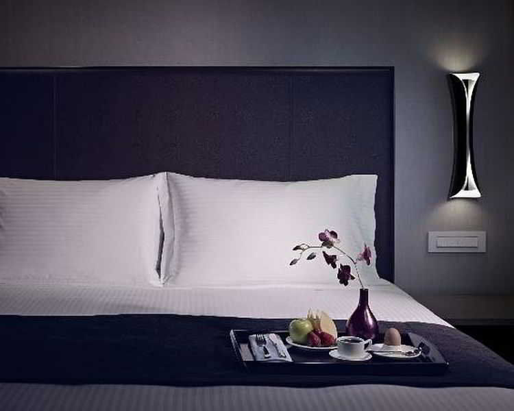 Carlton City Hotel Σιγκαπούρη Εξωτερικό φωτογραφία A wall light